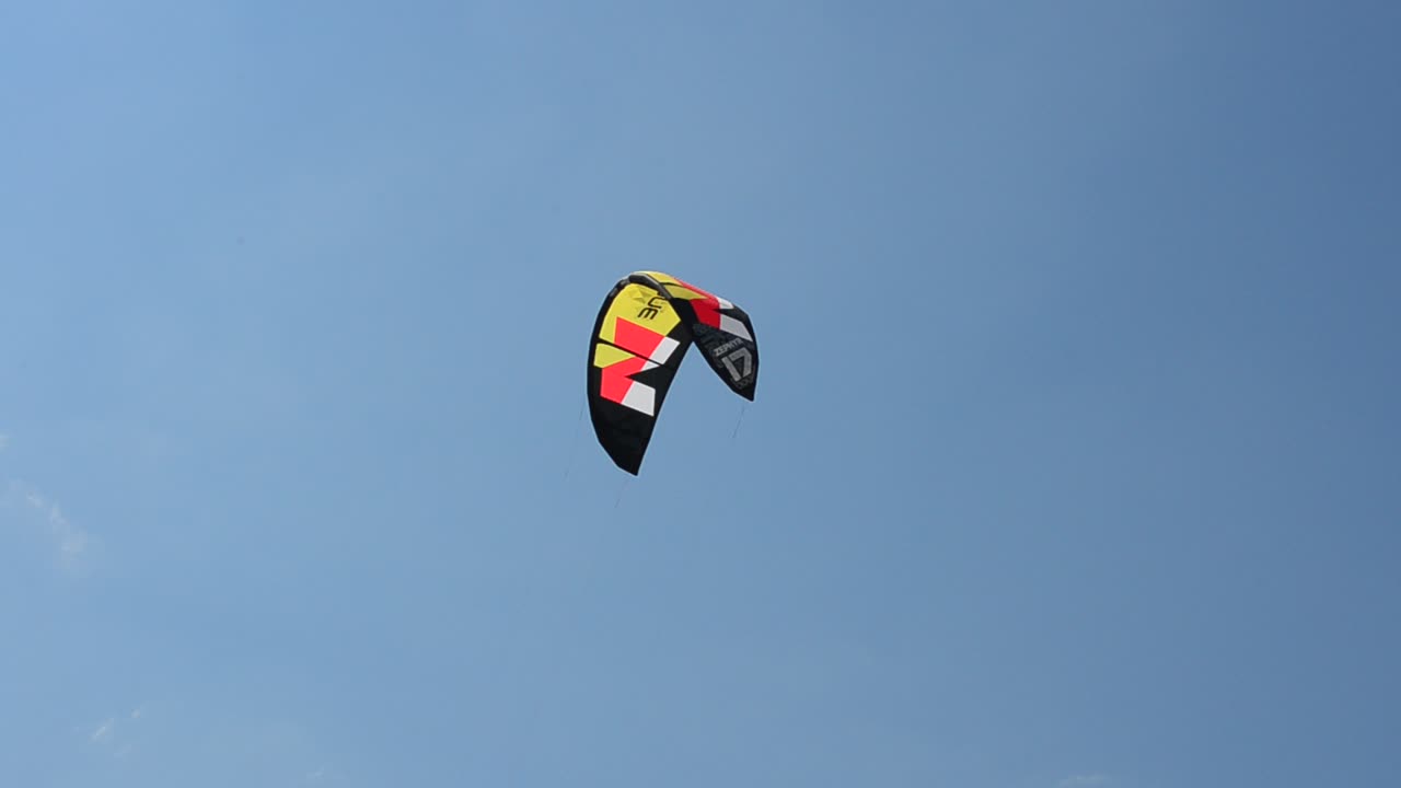 Kitesurf sur fond de ciel. Prise de vue sur la plage.