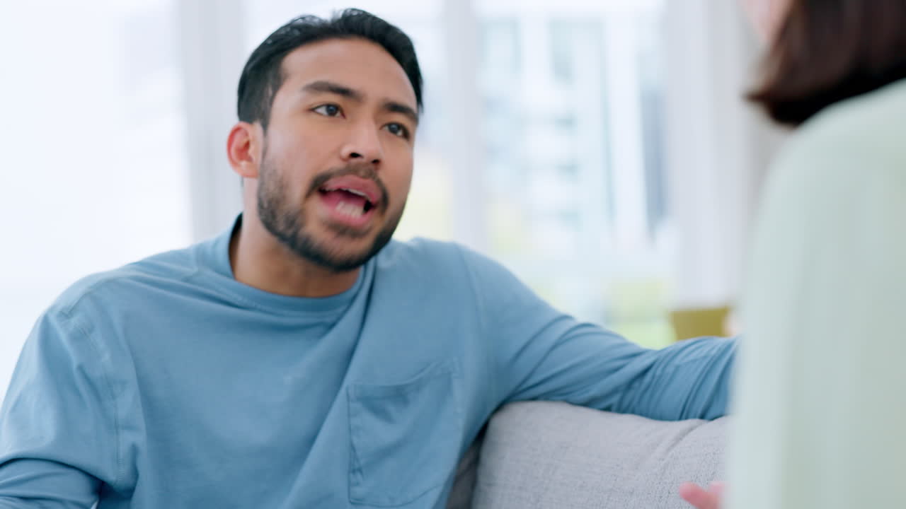 부부가 싸우고, 좌절한 남자와 분노한 소리