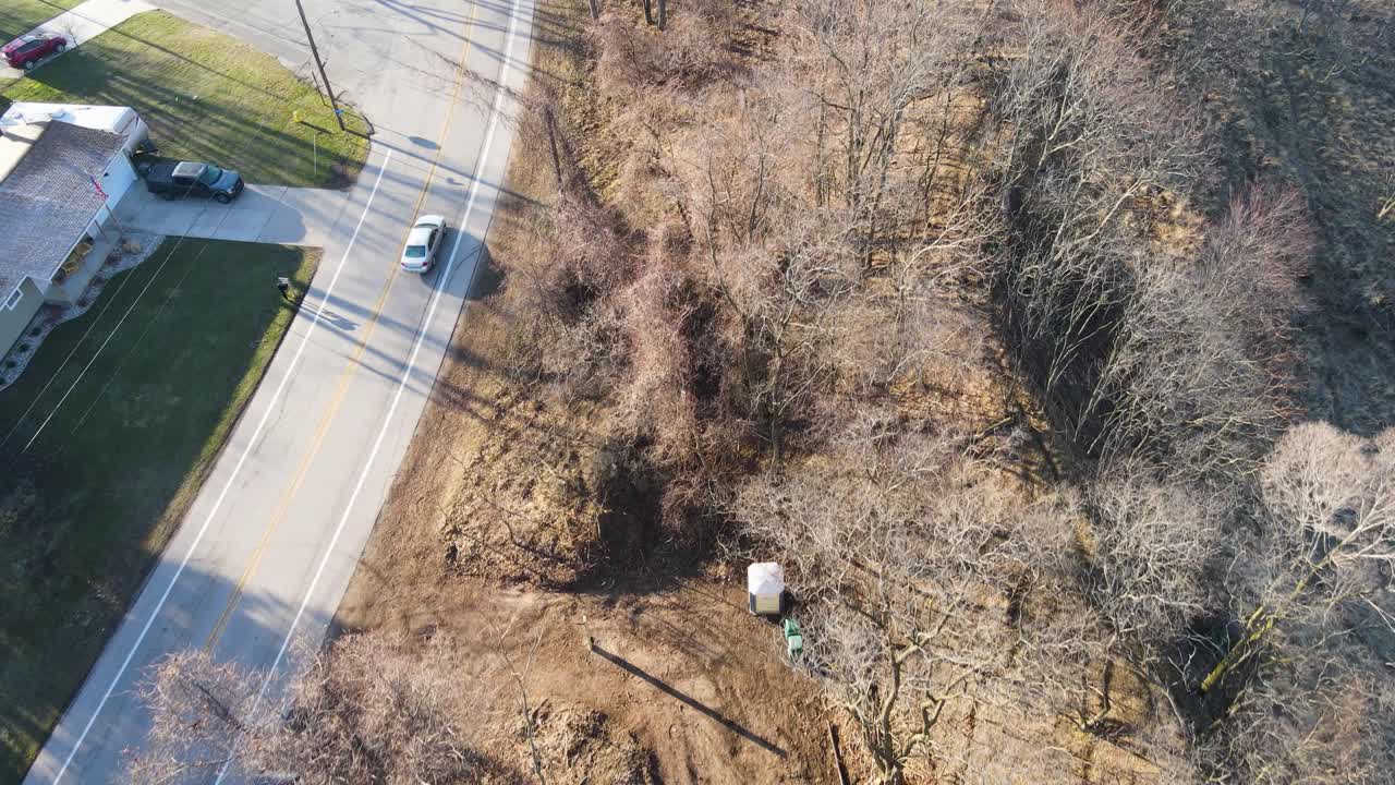 공원 근처에서 운전하는 차량 추적