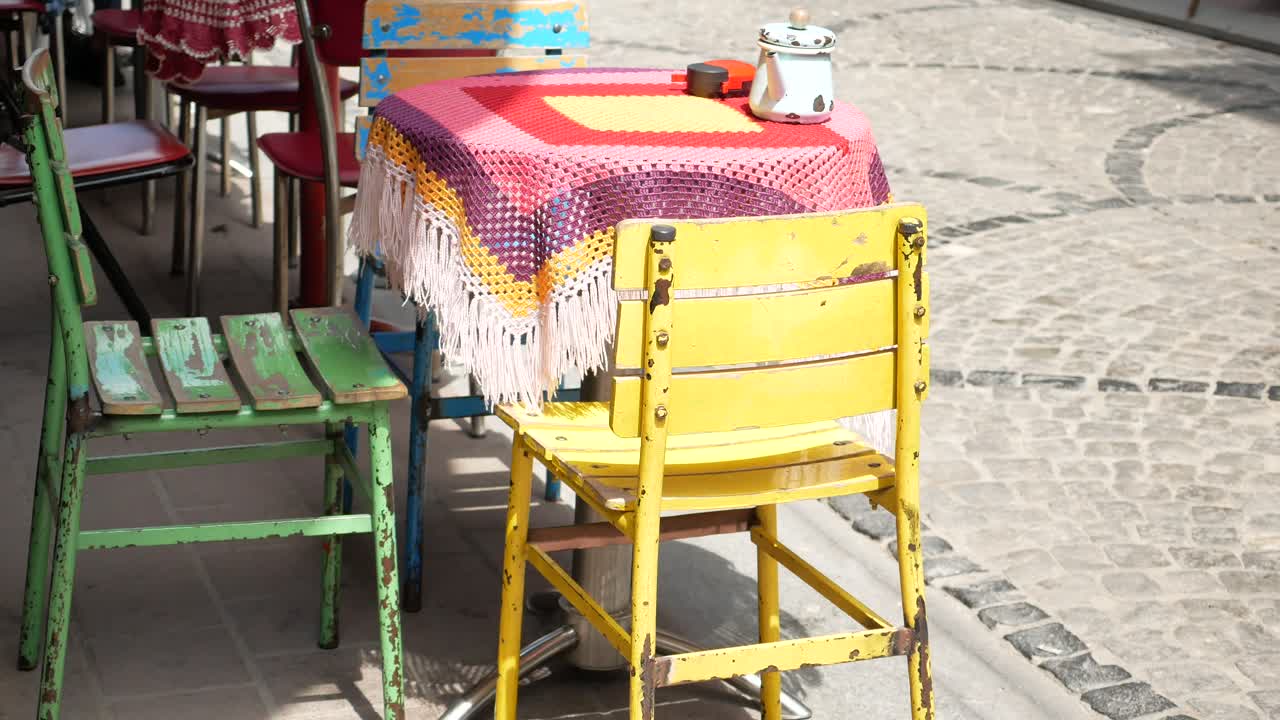 un colorido café al aire libre