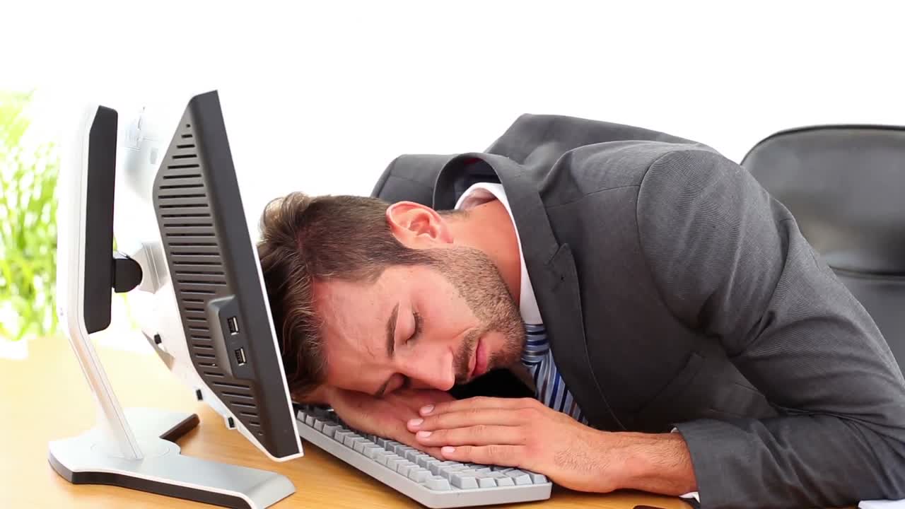 지친 사업가 가 책상 에서 잠을 자고 있다