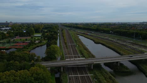 Vista-Aérea-Ascendente-Sobre-Las-Líneas-Ferroviarias-Que-Conducen-Al-Patio-De-Clasificación-De-Kijfhoek-Con-Puente