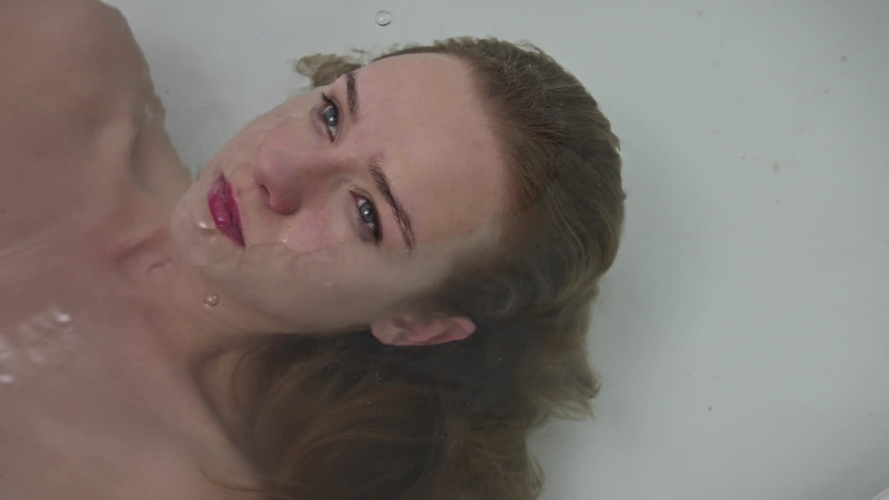 욕조에서 수중 다이빙하는 여자