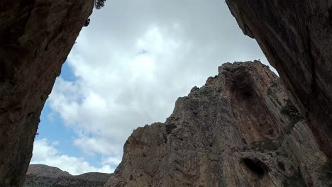 Ikonische-Vogelbeobachtungsregion-In-Tarifa,-Spanien-Mit-Wanderwegen-In-Felsiger-Umgebung,-Um-Vögel-Zu-Sehen