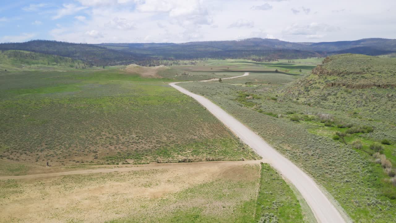미국 오리건 주 윌로우크리크 의  ⁇ 빛 날 에 하천 이 있는 목초지 를 따라 있는 도로 의 공중 전망
