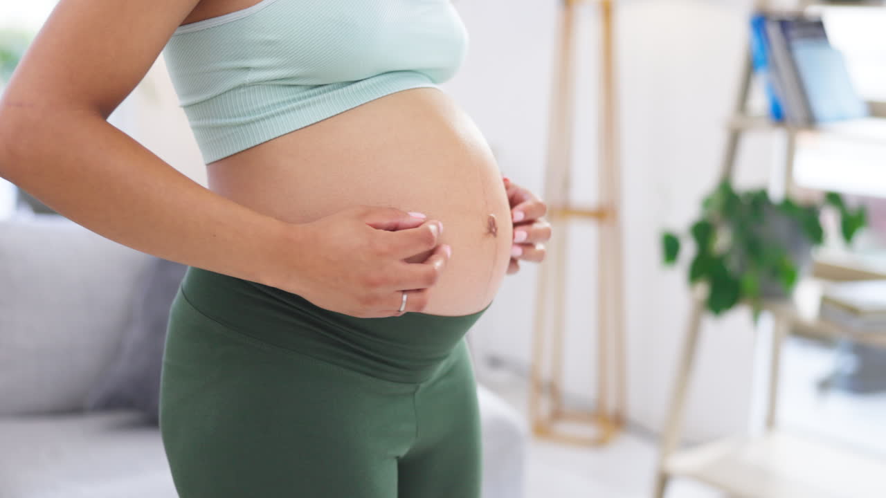 Mulher grávida, massagem na barriga