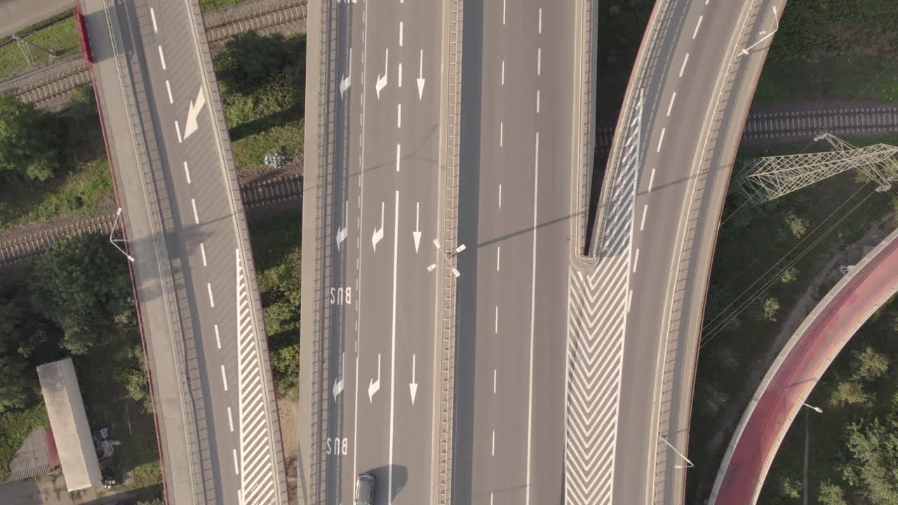 폴란드 그디니아(gdynia)의 여러 차선 고속도로 교통의 공중 하향식 전망