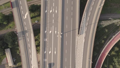 Vista-Aérea-De-Arriba-Hacia-Abajo-Del-Tráfico-De-Carreteras-De-Varios-Carriles-En-Gdynia,-Polonia