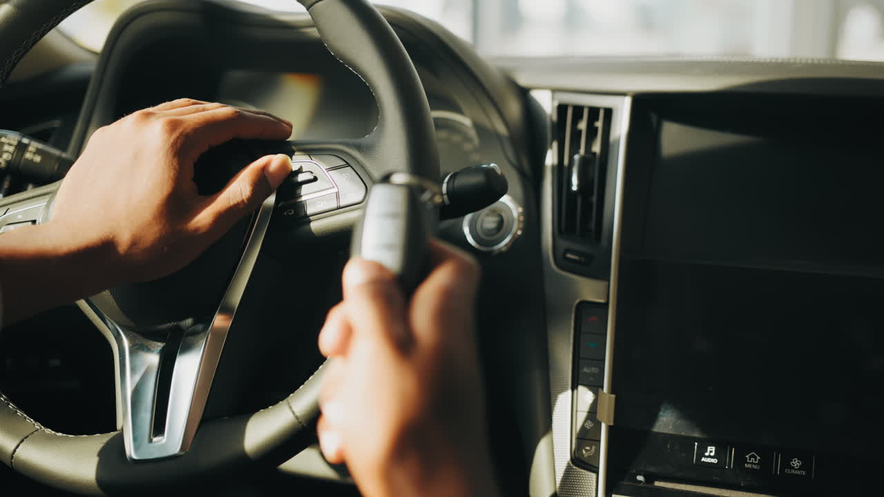 자동차를 시작하는 운전자