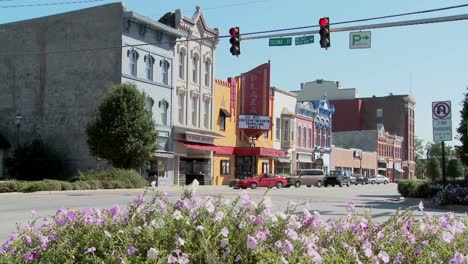 Eine-Parkbank-Und-Eine-Hauptstraße-In-Der-Amerikanischen-Stadt-Ottawa,-Kansas-3