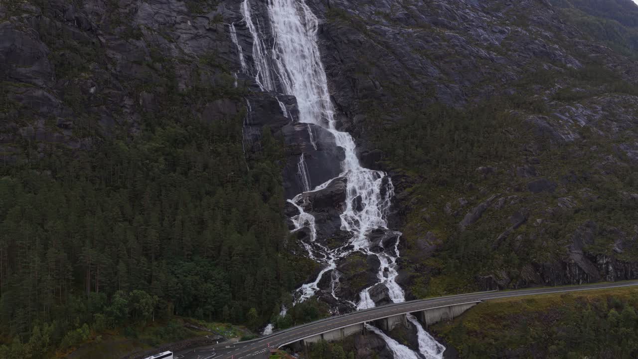 Pohled dronem na vodopád Langfossen řítící se z útesů v Norsku