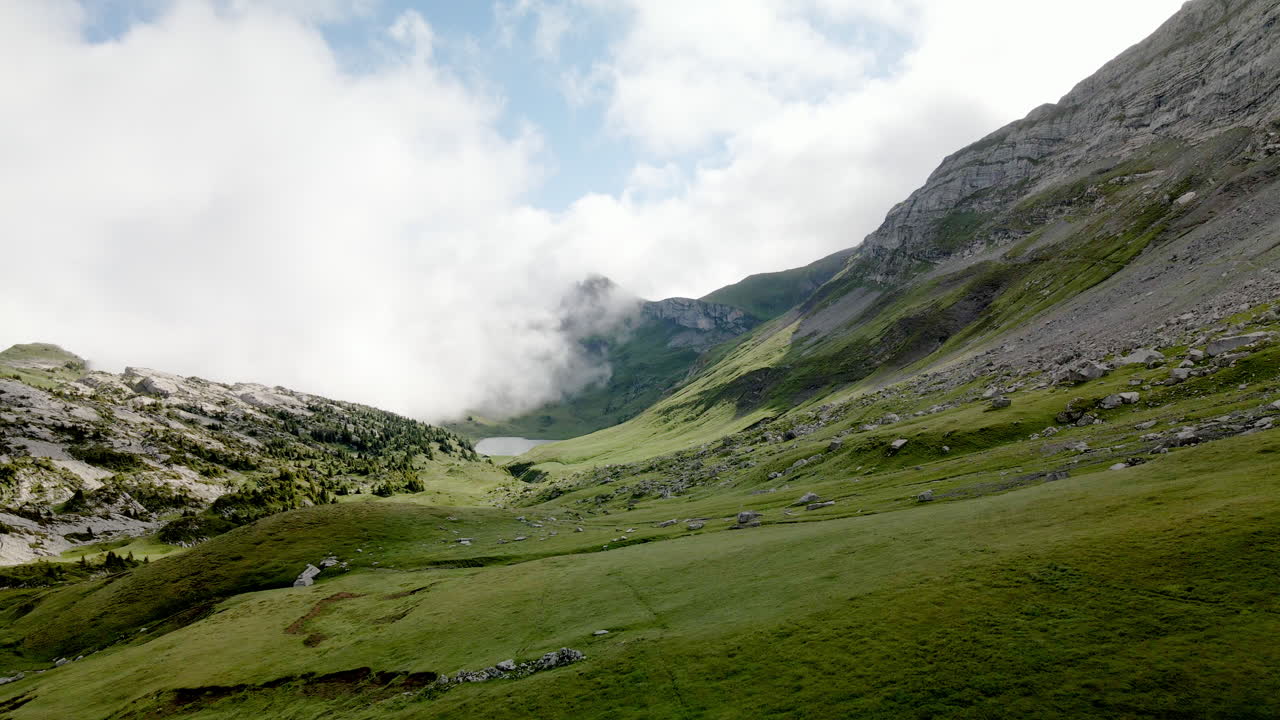 Valle di Schynige Platte in una giornata di sole con alcune nuvole che coprono le montagne