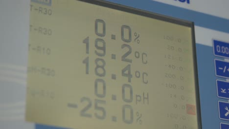 display showing temperature, ph, and percentage readings