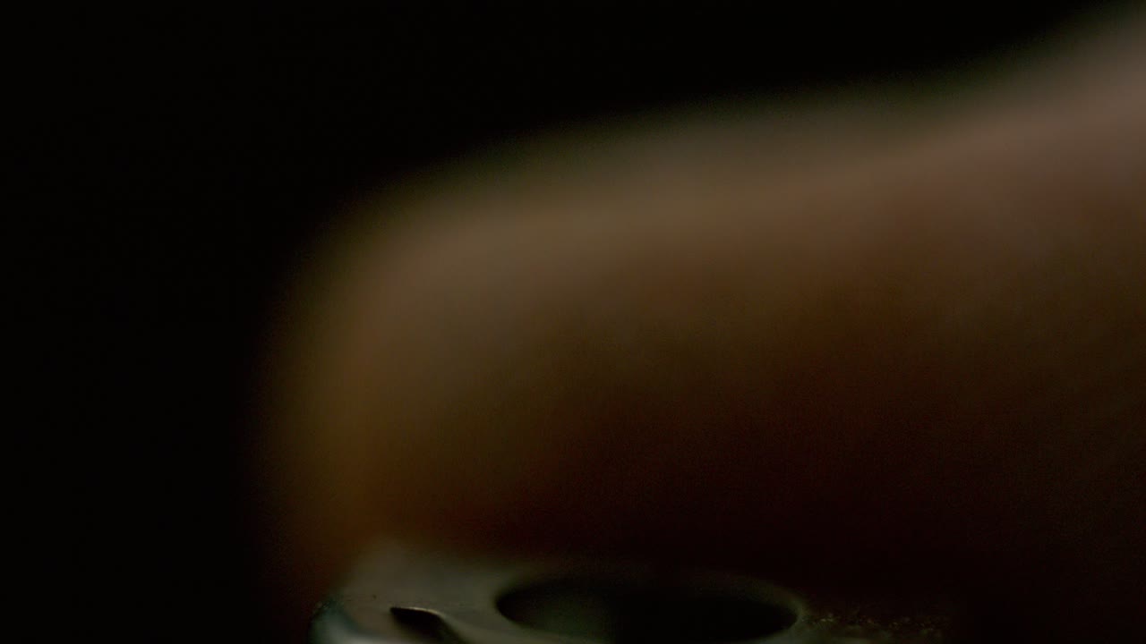 pulgar chispa: ver chispas encenderse en llamas como una mano hábilmente golpea un encendedor en hipnotizante cámara lenta