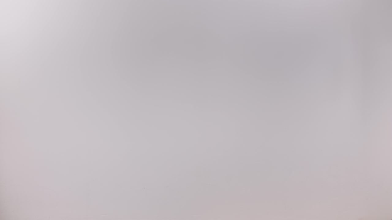 terrible santa jake equilibra una pila de regalos con un solo brazo, perdiendo algunos de ellos en el camino