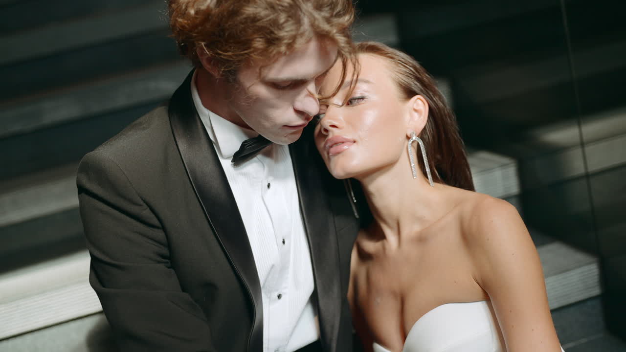 계단 에서 정식 의 옷 을 입은 부부