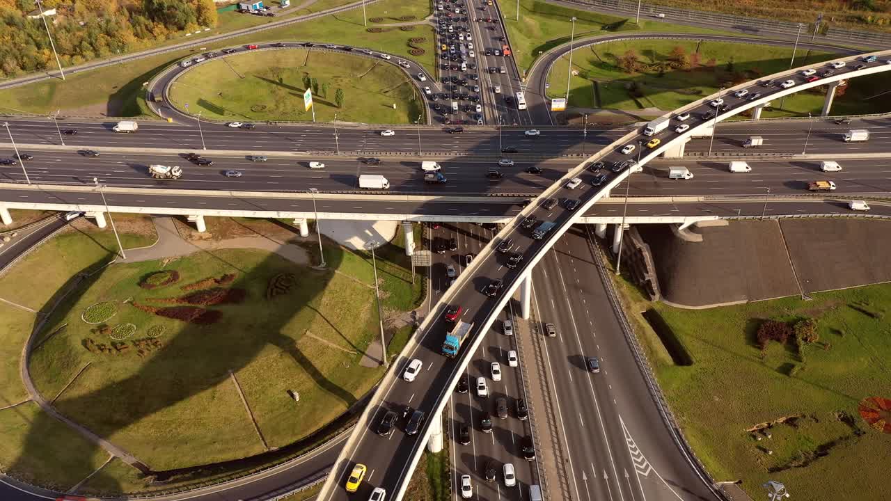 모스크바의 고속도로 교차로 교통 경로의 공중 뷰.