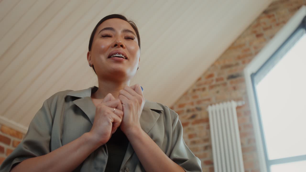 임신 테스트를 하는 여성