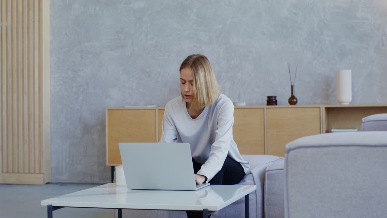 mujer trabajando en la computadora portátil en casa
