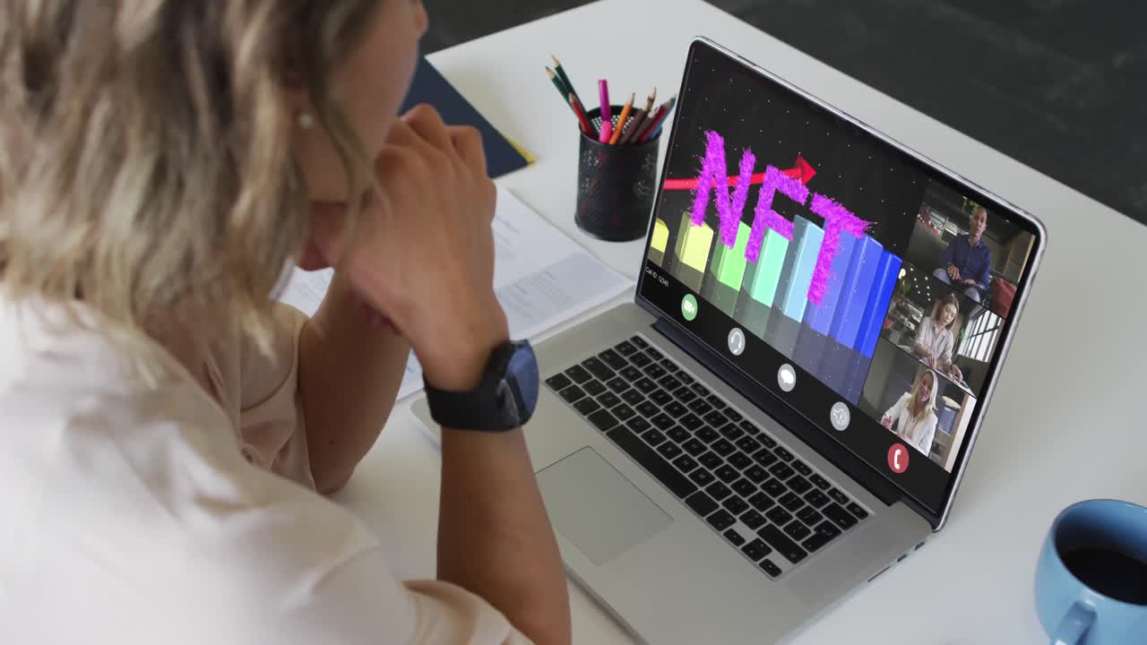 video de una mujer caucásica haciendo una videollamada en portátil con varios compañeros de trabajo