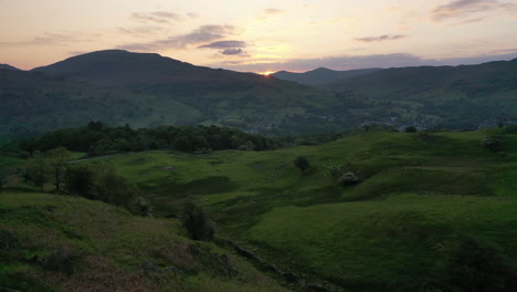 Luftaufnahmen,-Die-Langsam-Von-Loughrigg-Aufstiegen,-Fielen-Bei-Sonnenaufgang-Mit-Blick-Auf-Ambleside