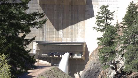 Wasserauslass-Des-Staudamms-Strontia-Springs-An-Der-Spitze-Des-Waterton-Canyon-In-Littleton,-Colorado