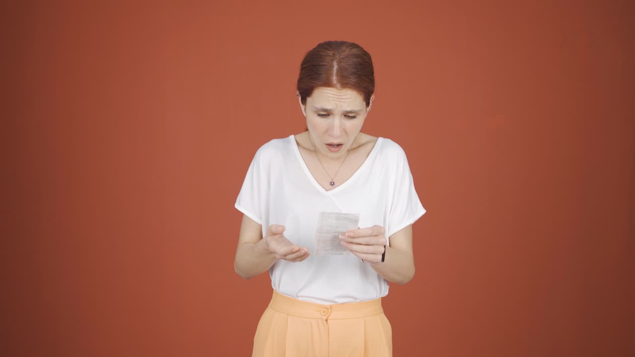 una mujer enojada con un pico alto.