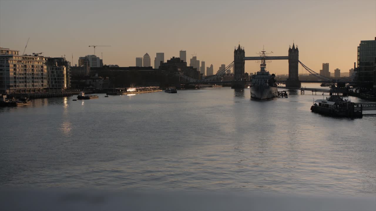 vista del tower bridge desde el puente de londres al amanecer.