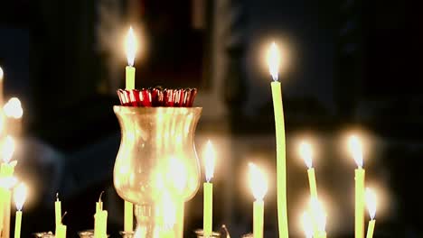 Velas-Encendidas-En-Un-Candelabro