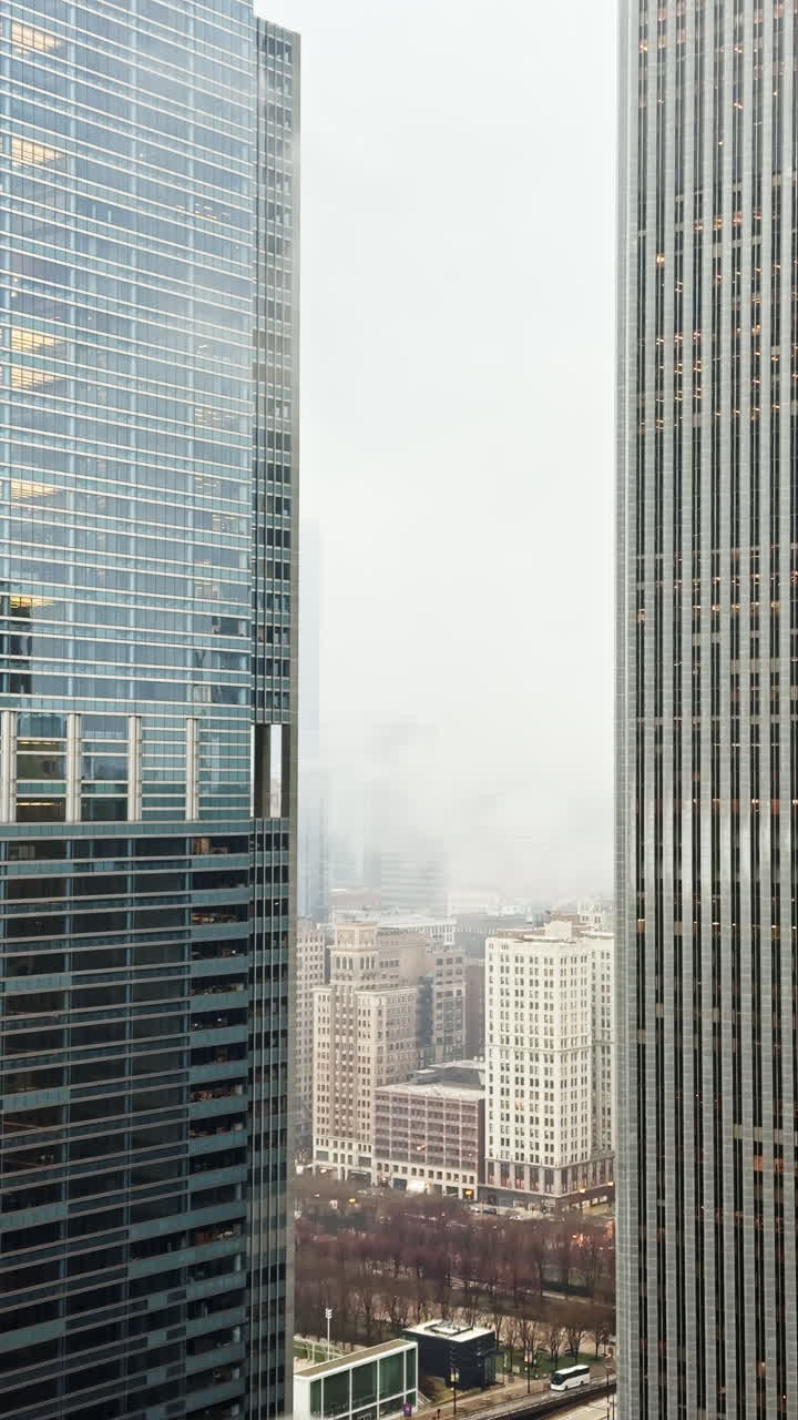 Vista di Grattacieli e Paesaggio Urbano in una Giornata Nebbiosa nel Centro Città, con uno Skyline Urbano Visibile