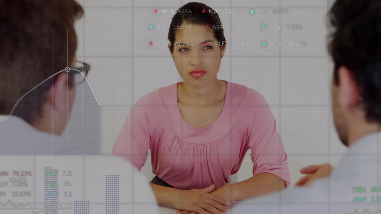 animación del procesamiento de datos financieros sobre diversas personas de negocios en la oficina