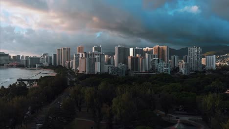 Aerial-drone-footage-of-Honolulu,-Hawaii