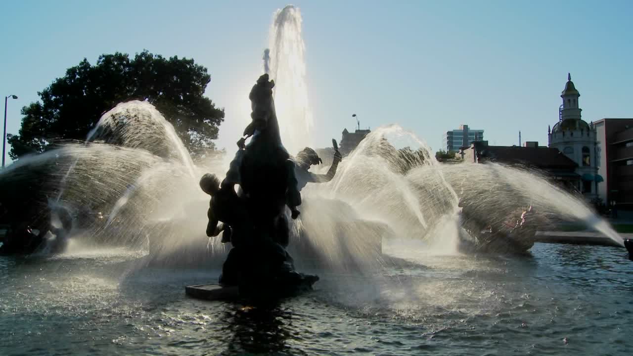 건물 배경 1과 캔자스 시티의 시내 분수