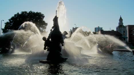 Ein-Brunnen-In-Der-Innenstadt-Von-Kansas-City-Mit-Gebäudehintergrund-1