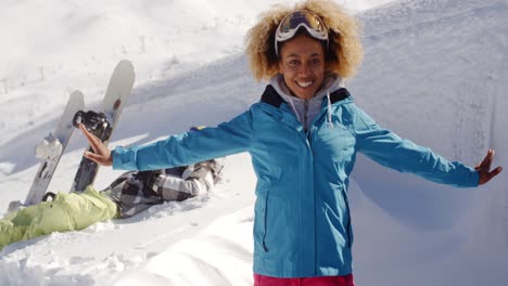 Esquiadora-Exitosa-Junto-Al-Hombre-En-La-Nieve