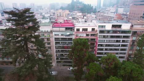 Panorámico-Aéreo-Drone-Calle-Residencial-Zona-Santiago,-Chile-Barrio-Bellas-Artes,-Edificios-Con-Estilo-Europeo,-Carretera-Ismael-Valdés-Vergara