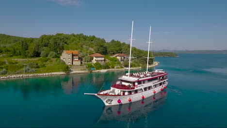 Antena-Sobre-Un-Velero-Y-Un-Pequeño-Pueblo-En-Croacia