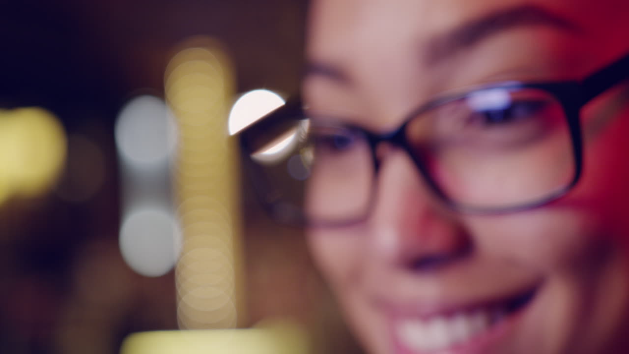 mujer usando teléfono inteligente por la noche cerca