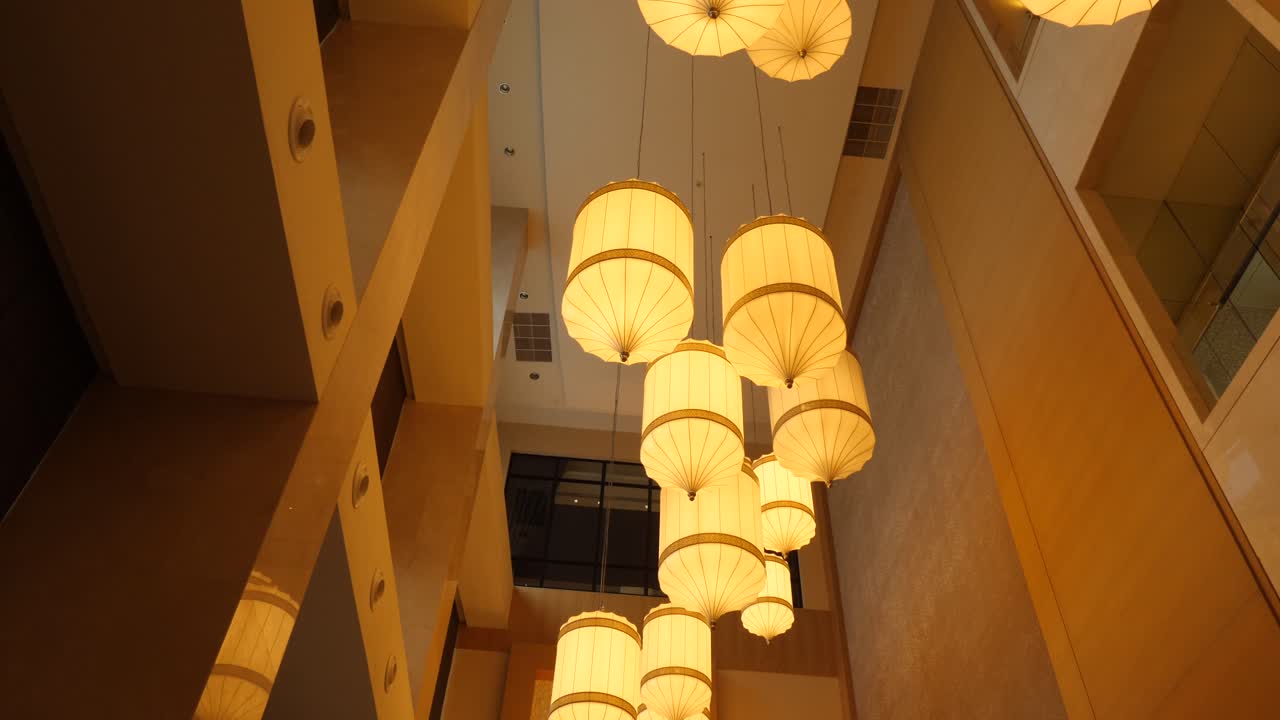 걸려 있는 등불 을 가진 현대적 인 호텔 로비