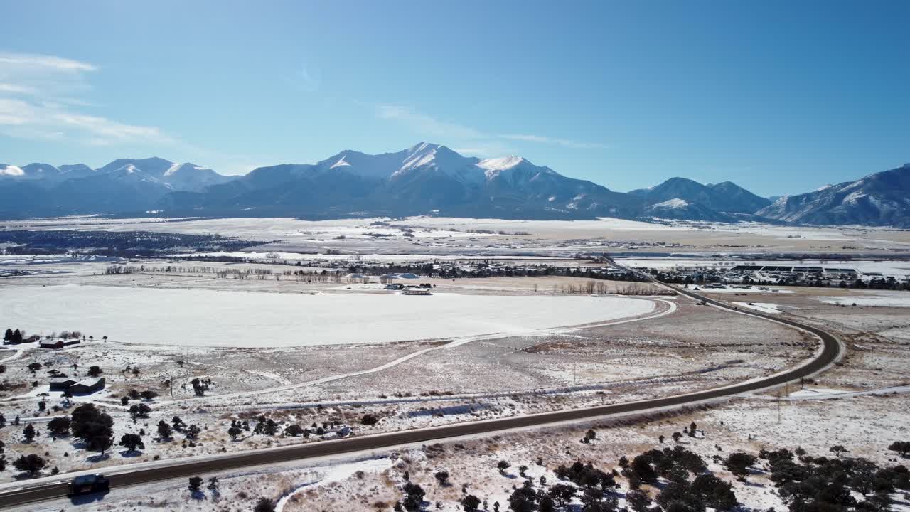 revelación de colorado mountain highway 285 desde el mirador de collegiate peaks, antena