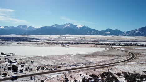 Revelación-De-Colorado-Mountain-Highway-285-Desde-El-Mirador-De-Collegiate-Peaks,-Antena