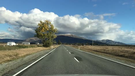 en un coche conduciendo en la isla sur de nueva zelanda