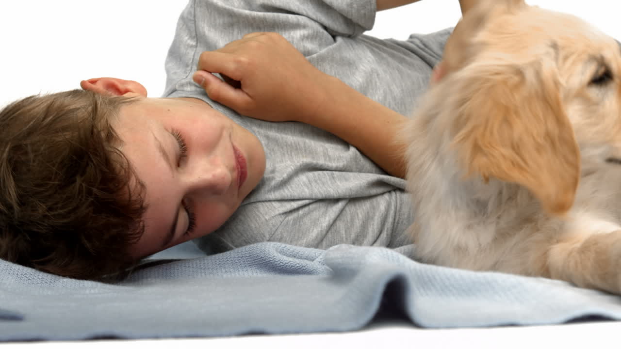 강아지와 함께 행복한 소년