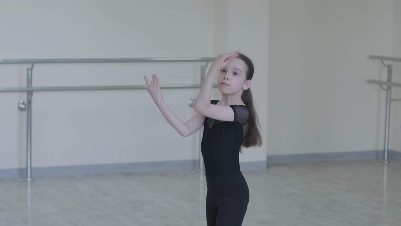 Jovem Bailarina Praticando Passos de Dança no Estúdio