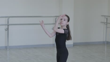 joven bailarina practicando movimientos de baile en el estudio