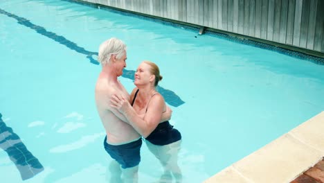 Pareja-Mayor,-Abrazar,-Romance,-En,-Piscina