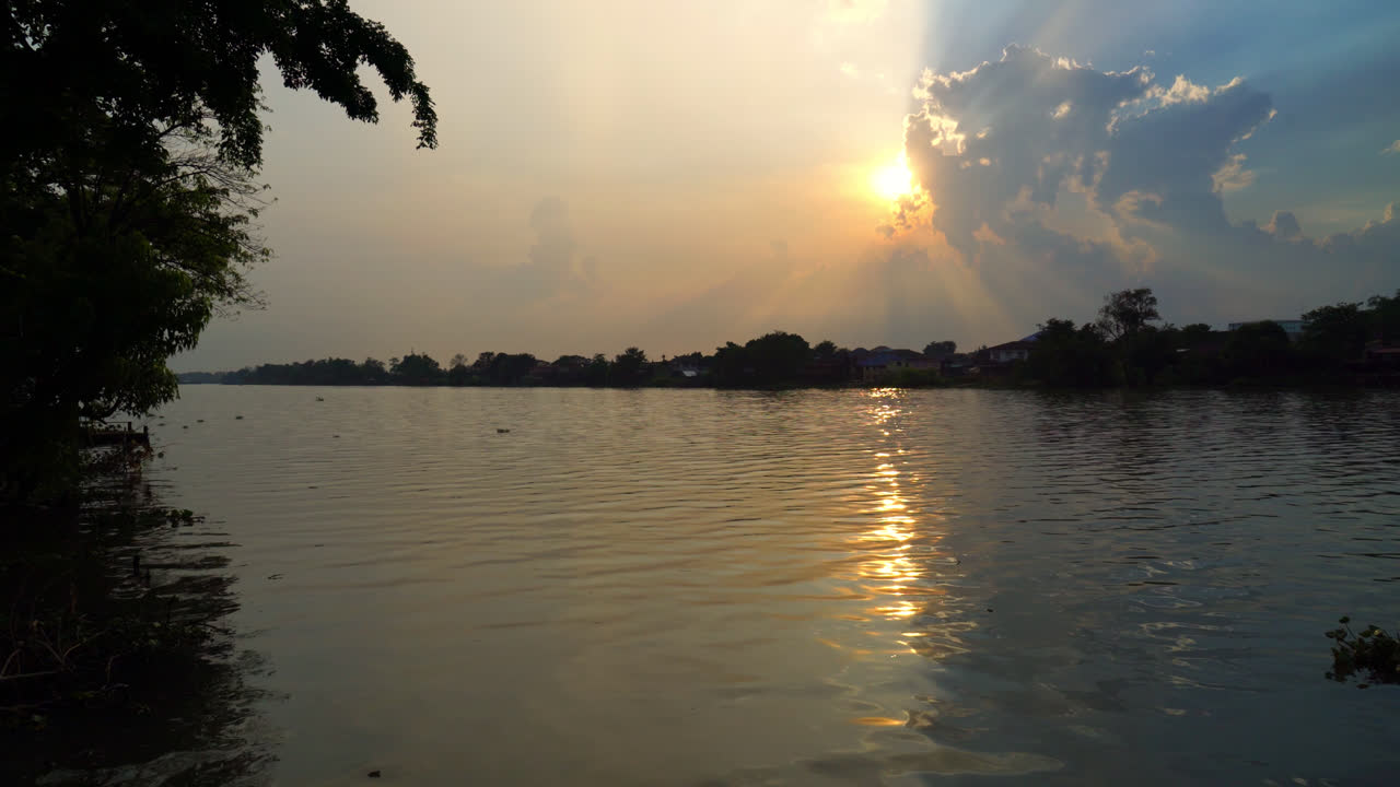 vista al río y hermosa puesta de sol con nubes en tailandia