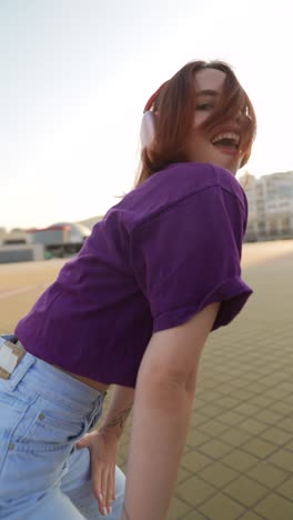 woman dancing in the city