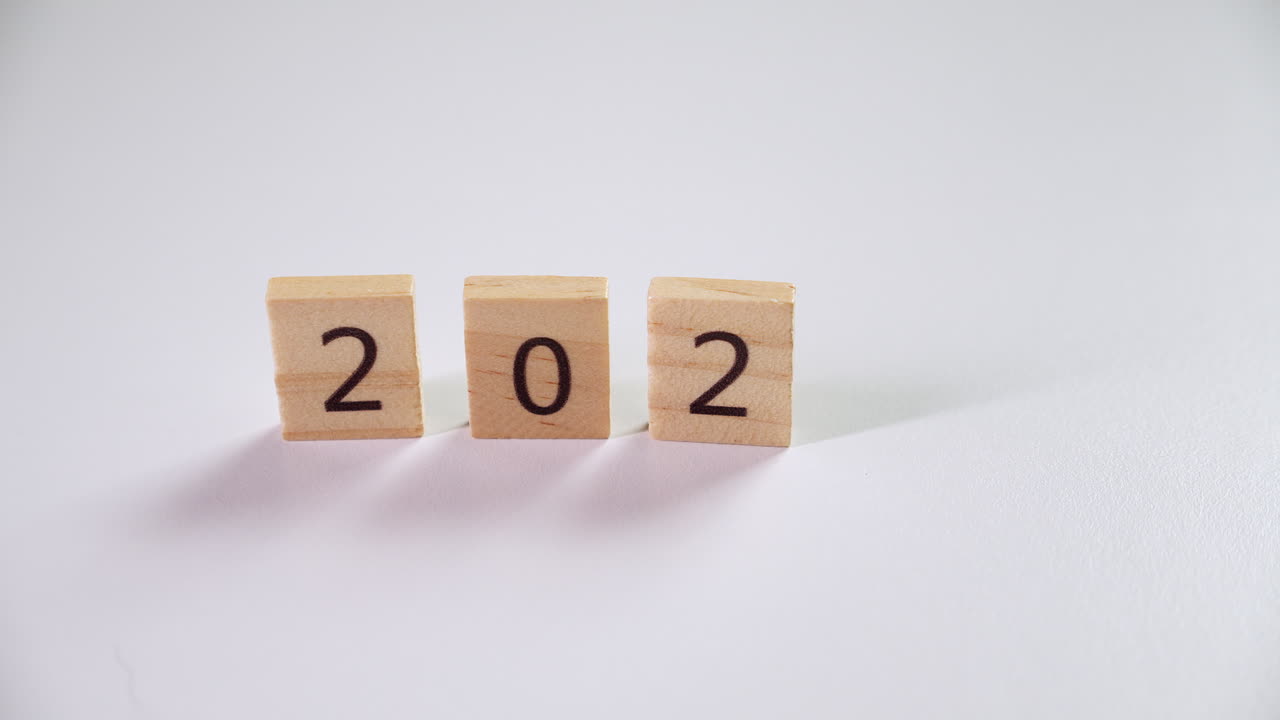 dedos vistos quitando el número 3 de 2023 del año actual y luego agrega el número 4 reemplazándolo para convertirse en 2024 del próximo año nuevo