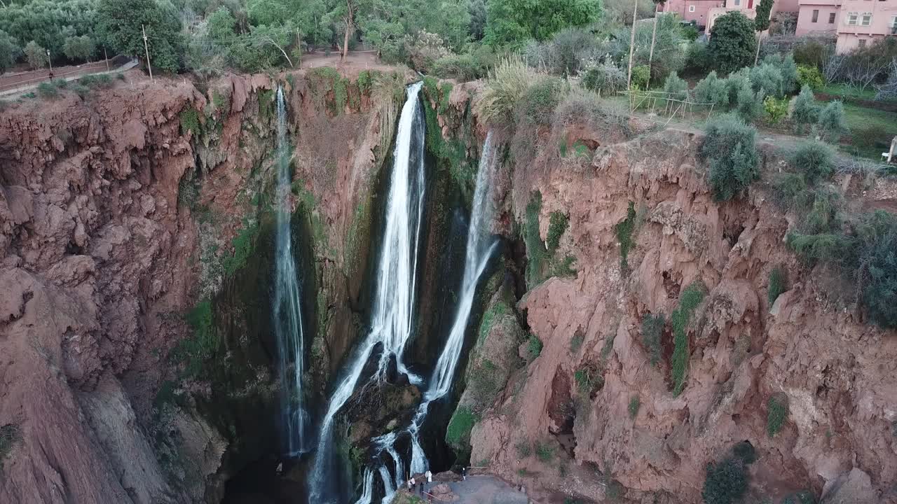 Le potenti cascate di Ouzoud si gettano attraverso le aspre pareti del canyon del Marocco, dove ruscelli impetuosi creano veli d'acqua danzanti e si tuffano in incontaminate pozze naturali per nuotare.